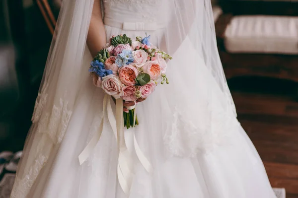 Novia celebración de ramo de boda grande en la ceremonia de la boda — Foto de Stock