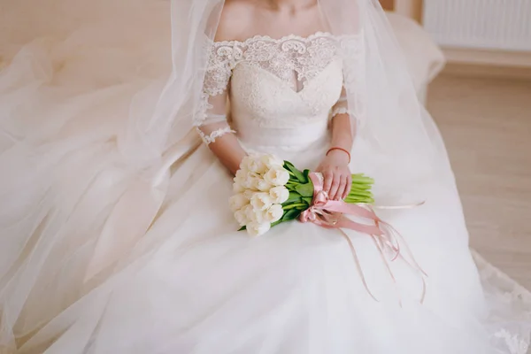 Noiva segurando grande buquê de casamento na cerimônia de casamento — Fotografia de Stock