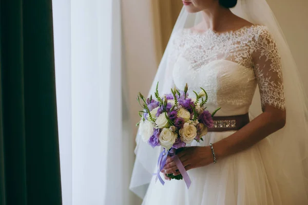 Noiva segurando grande buquê de casamento na cerimônia de casamento — Fotografia de Stock