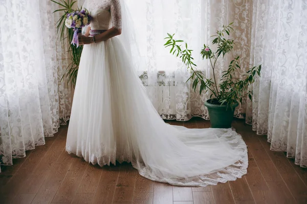 Novia celebración de ramo de boda grande en la ceremonia de la boda — Foto de Stock