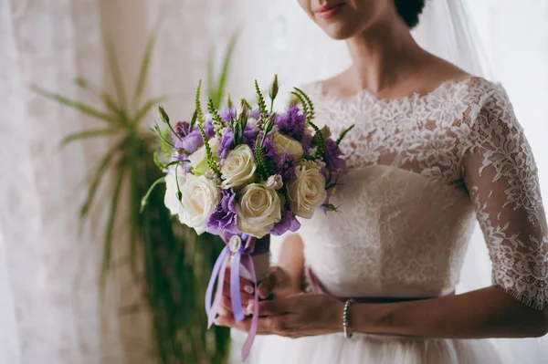 Bride holding big wedding bouquet on wedding ceremony — Stock Photo, Image