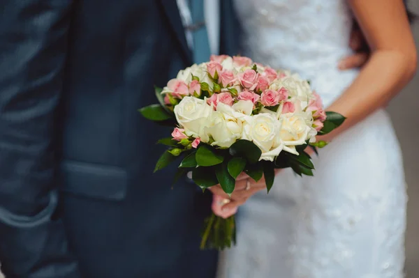 Νύφη κρατώντας μεγάλο γαμήλιο μπουκέτο στην τελετή του γάμου — Φωτογραφία Αρχείου