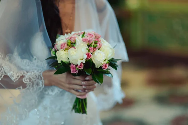 Mariée tenant un grand bouquet de mariage lors de la cérémonie de mariage — Photo