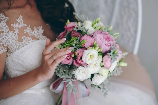 Brud som håller stor bröllopsbukett på bröllop ceremoni — Stockfoto