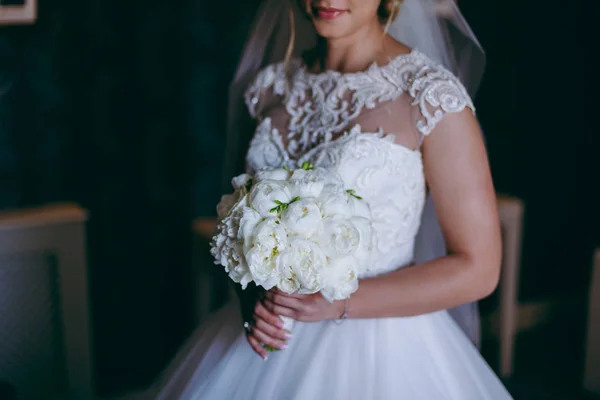 Novia celebración de ramo de boda grande en la ceremonia de la boda — Foto de Stock