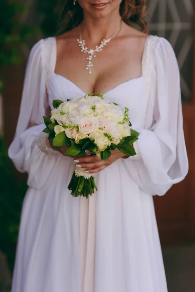 Bride holding big wedding bouquet on wedding ceremony — Stock Photo, Image