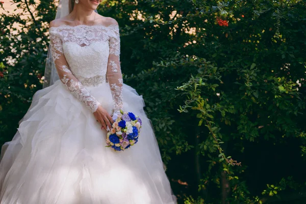 Novia celebración de ramo de boda grande en la ceremonia de la boda — Foto de Stock