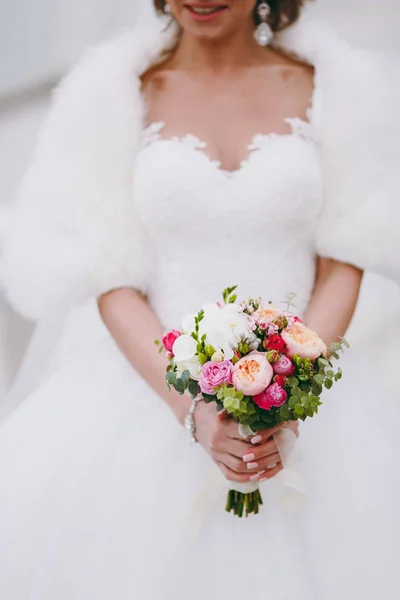 Невеста проводит большой свадебный букет на свадебной церемонии — стоковое фото