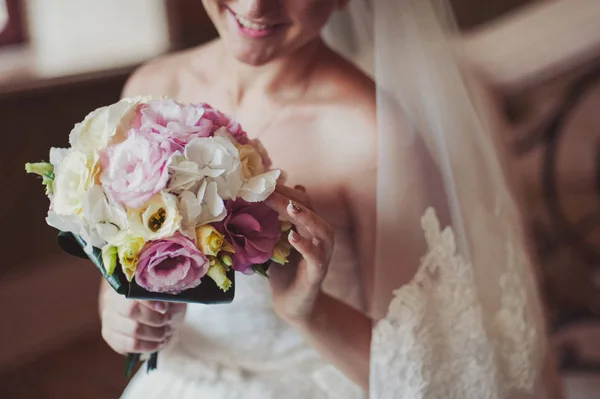 新娘在婚礼上捧着大大的结婚花束 — 图库照片