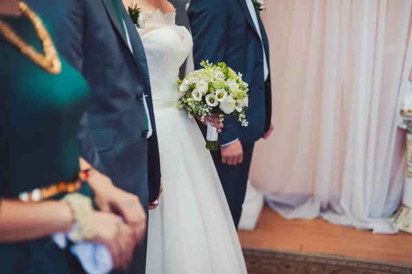 Noiva segurando grande buquê de casamento na cerimônia de casamento — Fotografia de Stock