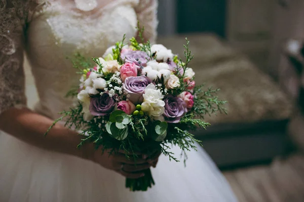 Mariée tenant un grand bouquet de mariage lors de la cérémonie de mariage — Photo