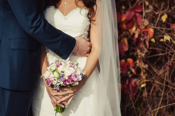 結婚式で大きな結婚式の花束を持っている花嫁 — ストック写真
