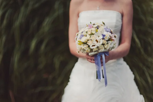 Mariée tenant un grand bouquet de mariage lors de la cérémonie de mariage — Photo