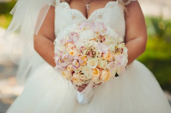 Brud som håller stor bröllopsbukett på bröllop ceremoni — Stockfoto