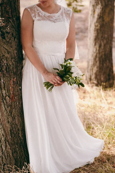 Sposa tenuta grande bouquet da sposa sulla cerimonia nuziale — Foto Stock