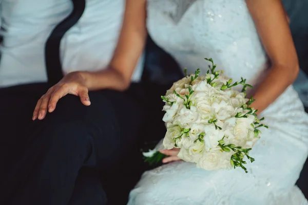 Νύφη κρατώντας μεγάλο γαμήλιο μπουκέτο στην τελετή του γάμου — Φωτογραφία Αρχείου