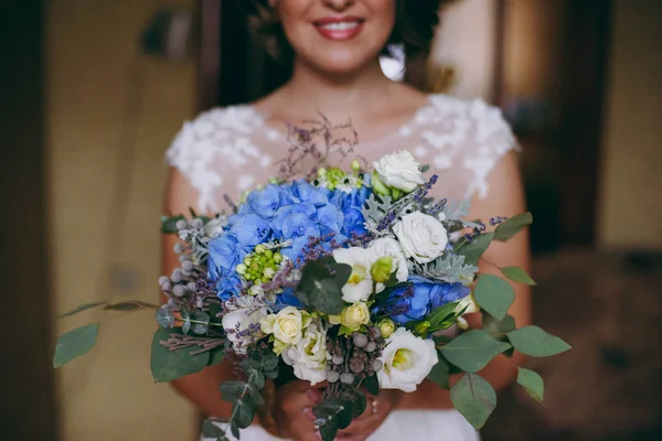 Pengantin wanita mengadakan buket pernikahan besar pada upacara pernikahan — Stok Foto