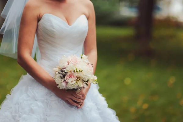 Bride holding big wedding bouquet on wedding ceremony — Stock Photo, Image
