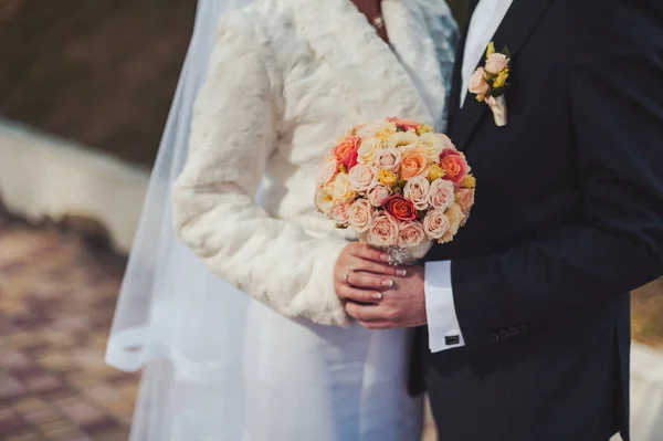 Noiva segurando grande buquê de casamento na cerimônia de casamento — Fotografia de Stock