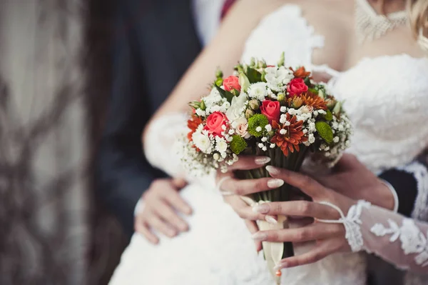 Noiva segurando grande buquê de casamento na cerimônia de casamento — Fotografia de Stock