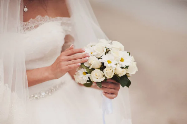 Mariée tenant un grand bouquet de mariage lors de la cérémonie de mariage — Photo