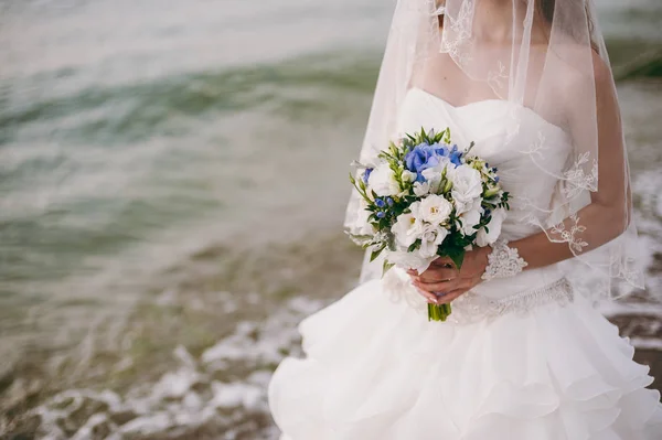 Noiva segurando grande buquê de casamento na cerimônia de casamento — Fotografia de Stock