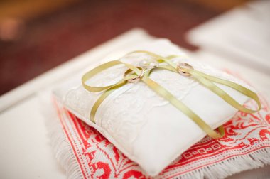 Yastıkta iki alyans.