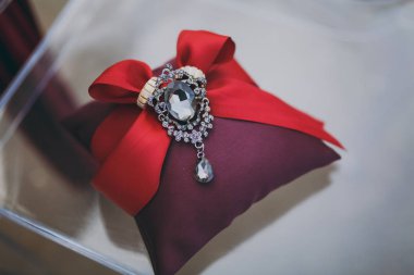 Yastıkta iki alyans.