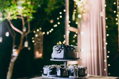 Güzel beyaz ve renkli düğün pastası. Bir gelin ve damat onların düğün pastası kesme