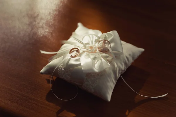 Dos anillos de boda en la almohada — Foto de Stock