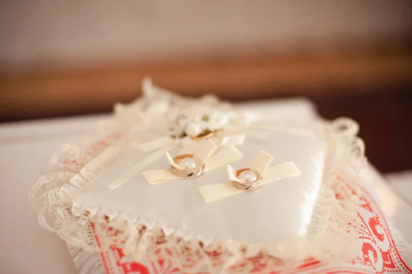 Dois anéis de casamento na almofada — Fotografia de Stock