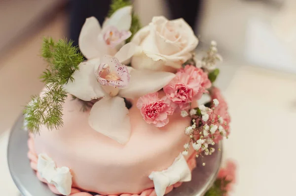 Bolo de casamento branco e colorido bonito. Uma noiva e um noivo estão cortando seu bolo de casamento — Fotografia de Stock