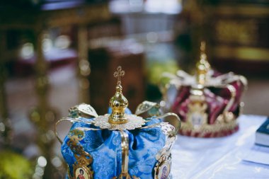 Kilisenin sunak İncil mumlar taç simgesi çapraz