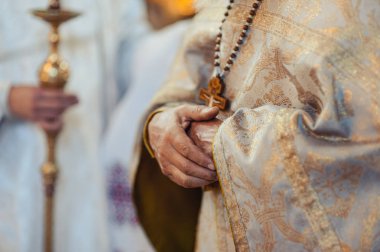 Kilisenin sunak İncil mumlar taç simgesi çapraz