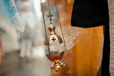 Kilisenin sunak İncil mumlar taç simgesi çapraz