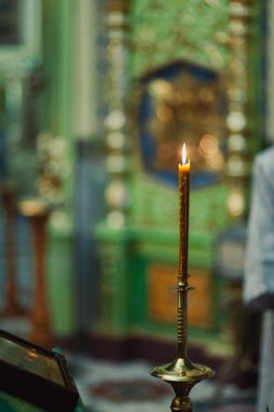 Kilisenin sunak İncil mumlar taç simgesi çapraz