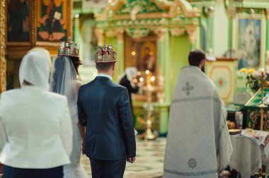 Kilisenin sunak İncil mumlar taç simgesi çapraz