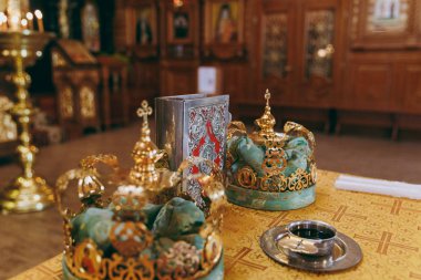 Kilisenin sunak İncil mumlar taç simgesi çapraz