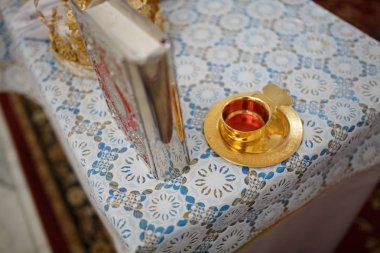 Kilisenin sunak İncil mumlar taç simgesi çapraz