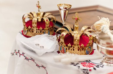 Kilisenin sunak İncil mumlar taç simgesi çapraz