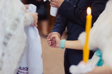 Kilisenin sunak İncil mumlar taç simgesi çapraz