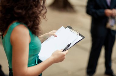 bir kağıt parçası olan kadın