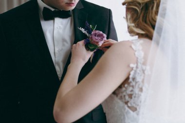 bir ceket doğal çiçeklerle düğün yaka çiçeği