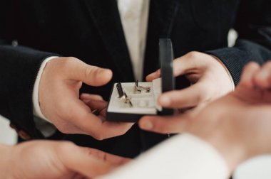 Damat kol düğmesi gömlek kol yakın çekim takılır.