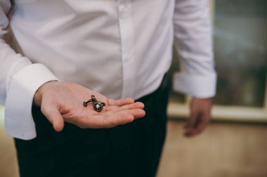 Damat kol düğmesi gömlek kol yakın çekim takılır.