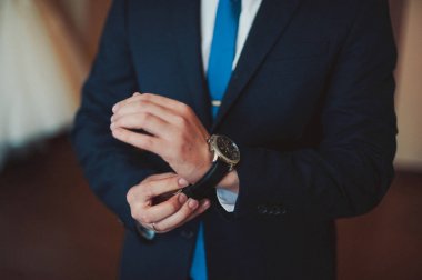 Nöbetimde koyarak bir adam. Damat Düğün saati ile