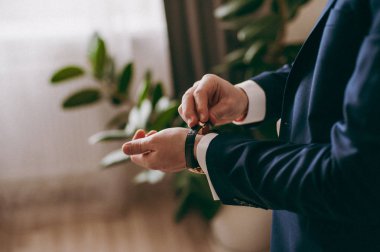 Nöbetimde koyarak bir adam. Damat Düğün saati ile