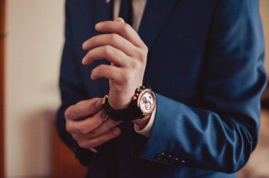 Nöbetimde koyarak bir adam. Damat Düğün saati ile