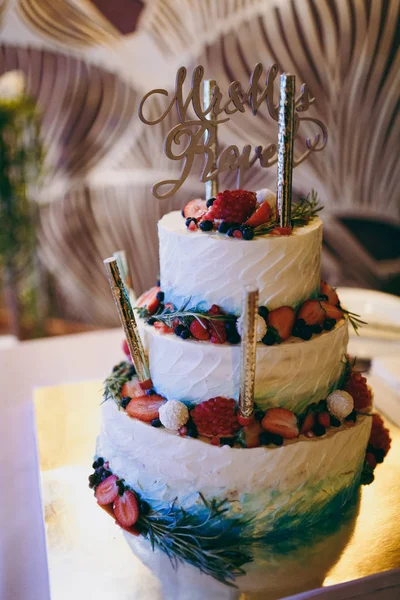 Güzel beyaz ve renkli düğün pastası. Bir gelin ve damat onların düğün pastası kesme