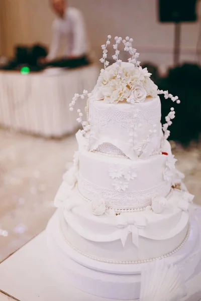 Schöne weiße und farbige Hochzeitstorte. Braut und Bräutigam schneiden ihre Hochzeitstorte an — Stockfoto